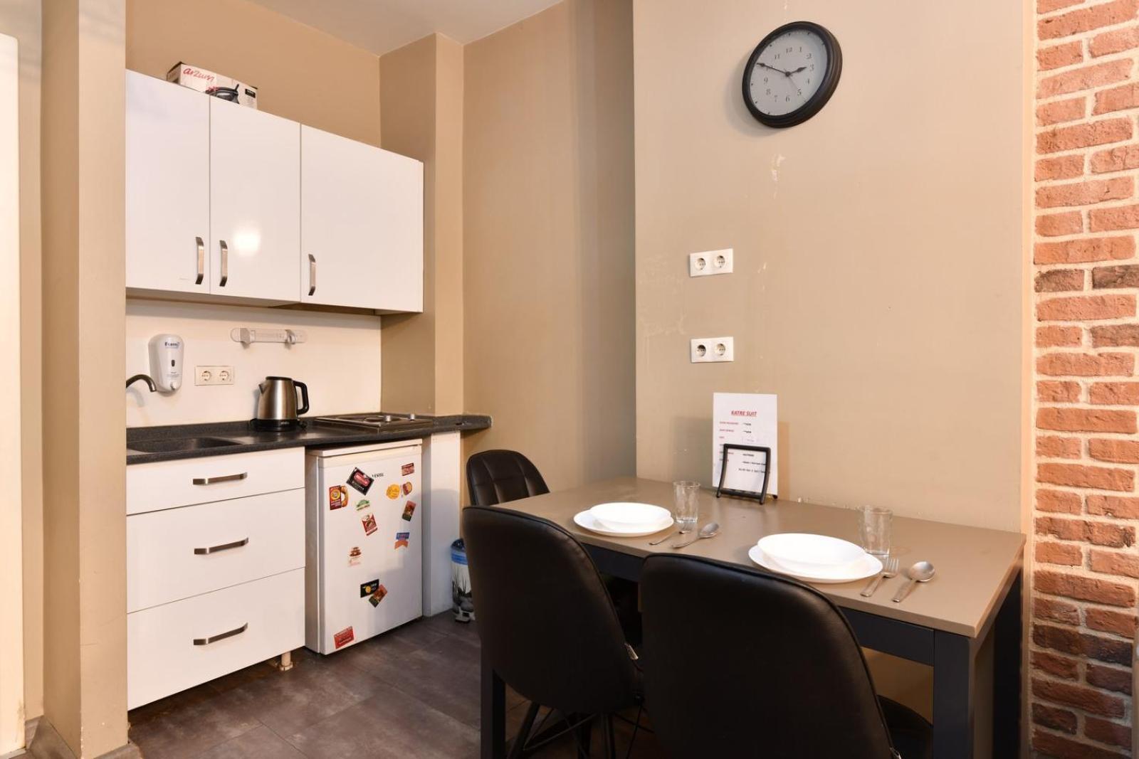 Apartment 94 3 *