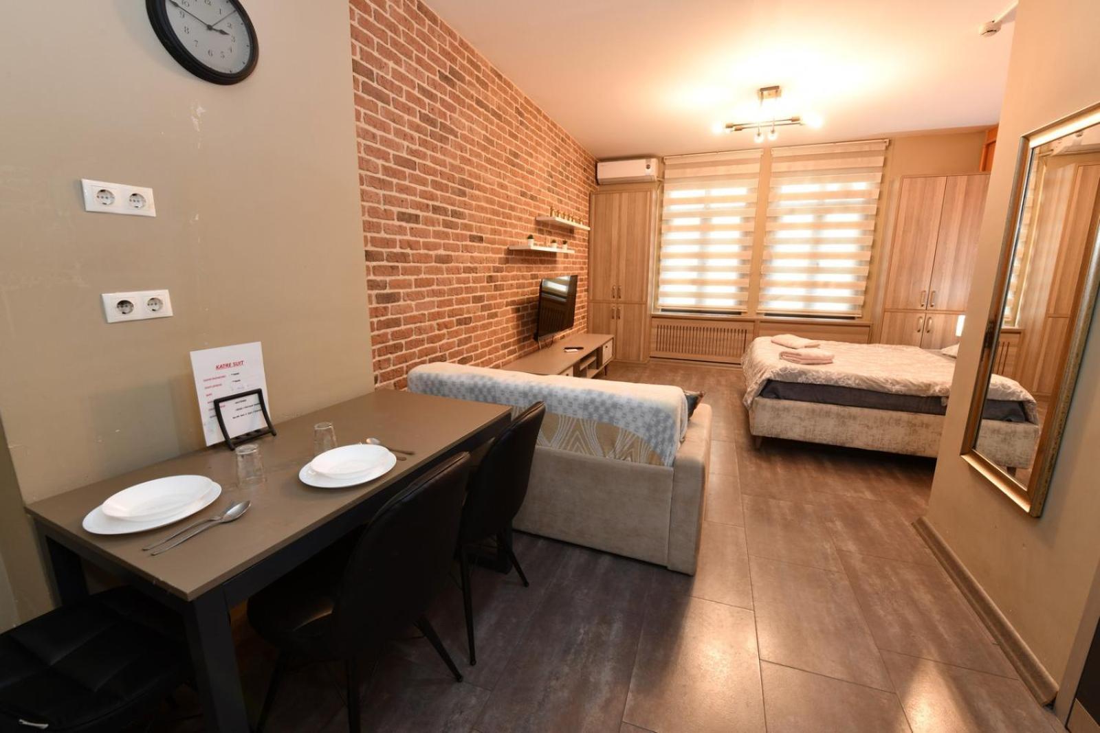 Apartment 94 3 *